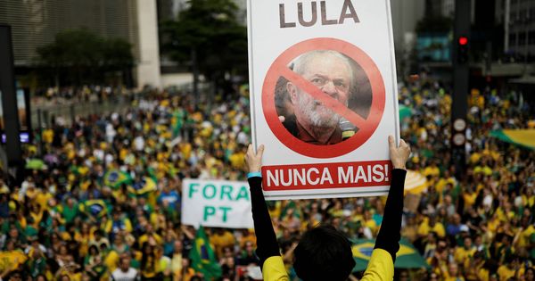 Foto: Seguidores del candidato Jair Bolsonaro se manifiestan contra el PT en Río de Janeiro. (Reuters) 