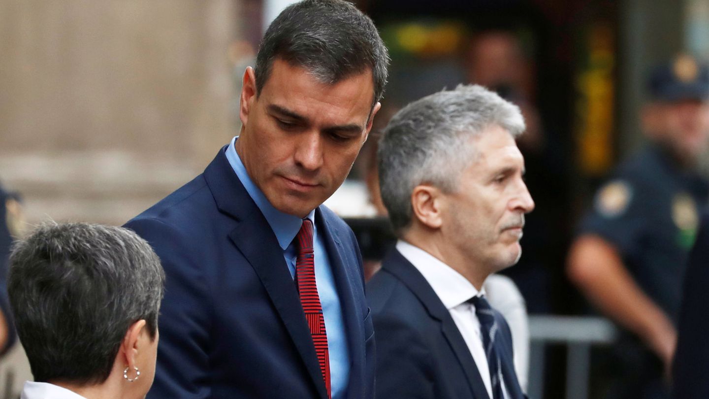 Pedro Sánchez, junto a Marlaska en su visita a Barcelona.(Reuters)