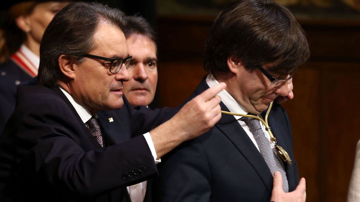 En esta imagen Artur Mas impone la medalla de la presidencia de la institución a Carles Puigdemont en 2016. (Efe)