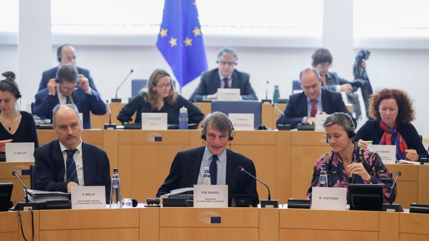 Klaus Welle, secretario general del Parlamento Europeo, a la derecha del presidente. (Reuters)