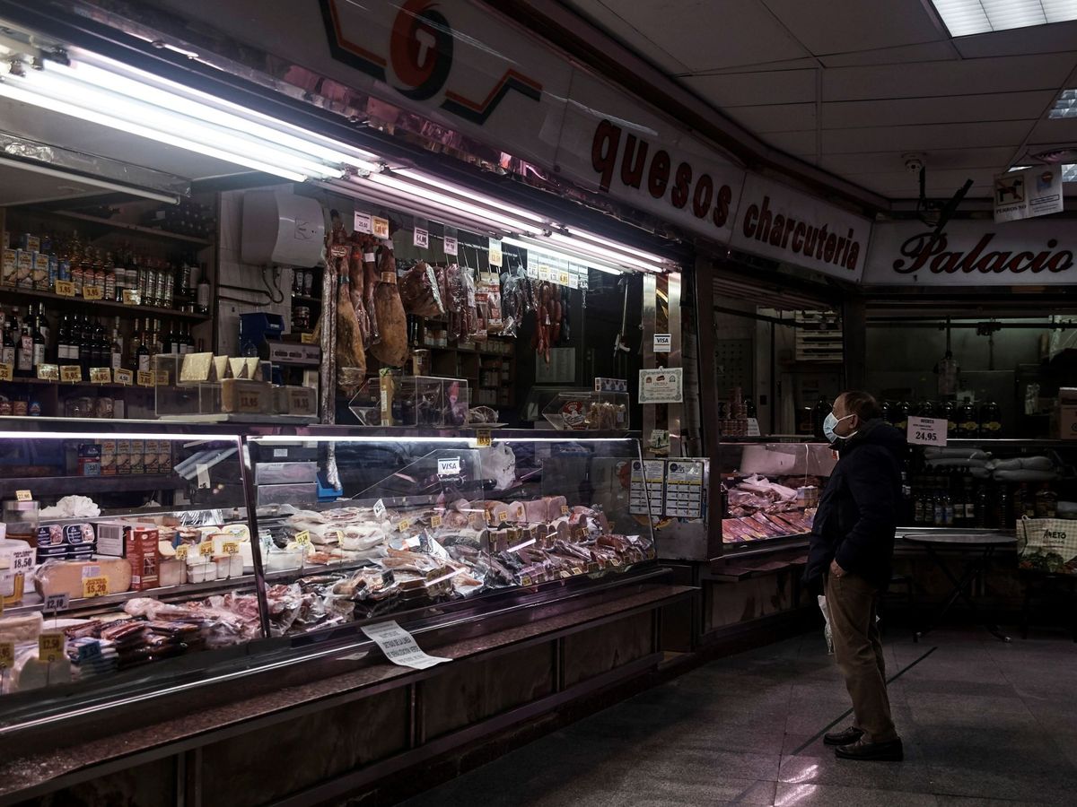 Foto: Un hombre compra en un mercado en Madrid. (EFE)