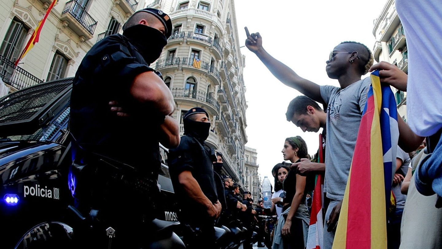 Agentes de Mossos d'Esquadra protegen la Jefatura Superior de Policía de Barcelona. (EFE)