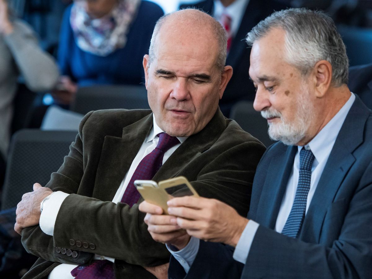 Foto: Manuel Chaves y José Antonio Griñán, durante una de las sesiones del juicio de los ERE. (EFE / Raúl Caro)