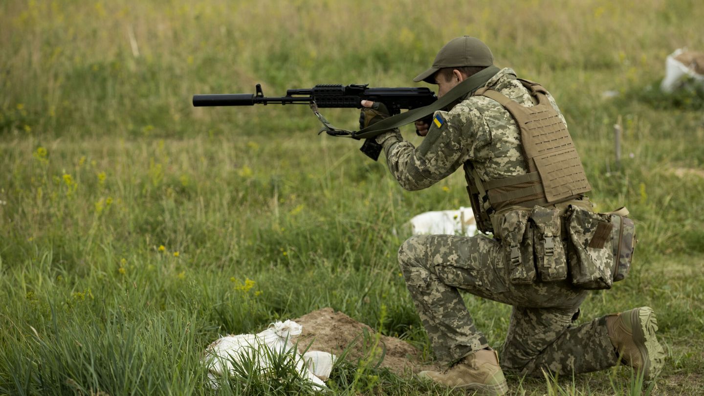 Un combatiente del Ejército Azov mientras dispara su arma durante un entrenamiento, en las afueras de Járkov (Ucrania). (EFE/Orlando Barría)