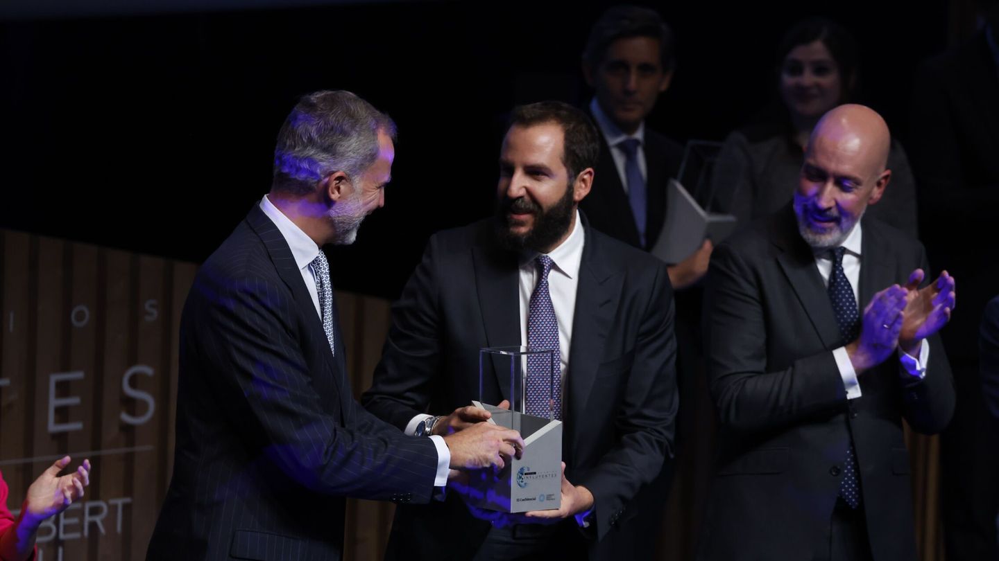 El rey Felipe VI (i) entrega el Premio Cultura a Borja Thyseen (c), representante del Museo Nacional Thyssen-Bornemisza, durante la gala de entrega de la V edición de los Premios Influyentes, este martes en el museo Reina Sofía de Madrid. (EFE/ Juanjo Martín)