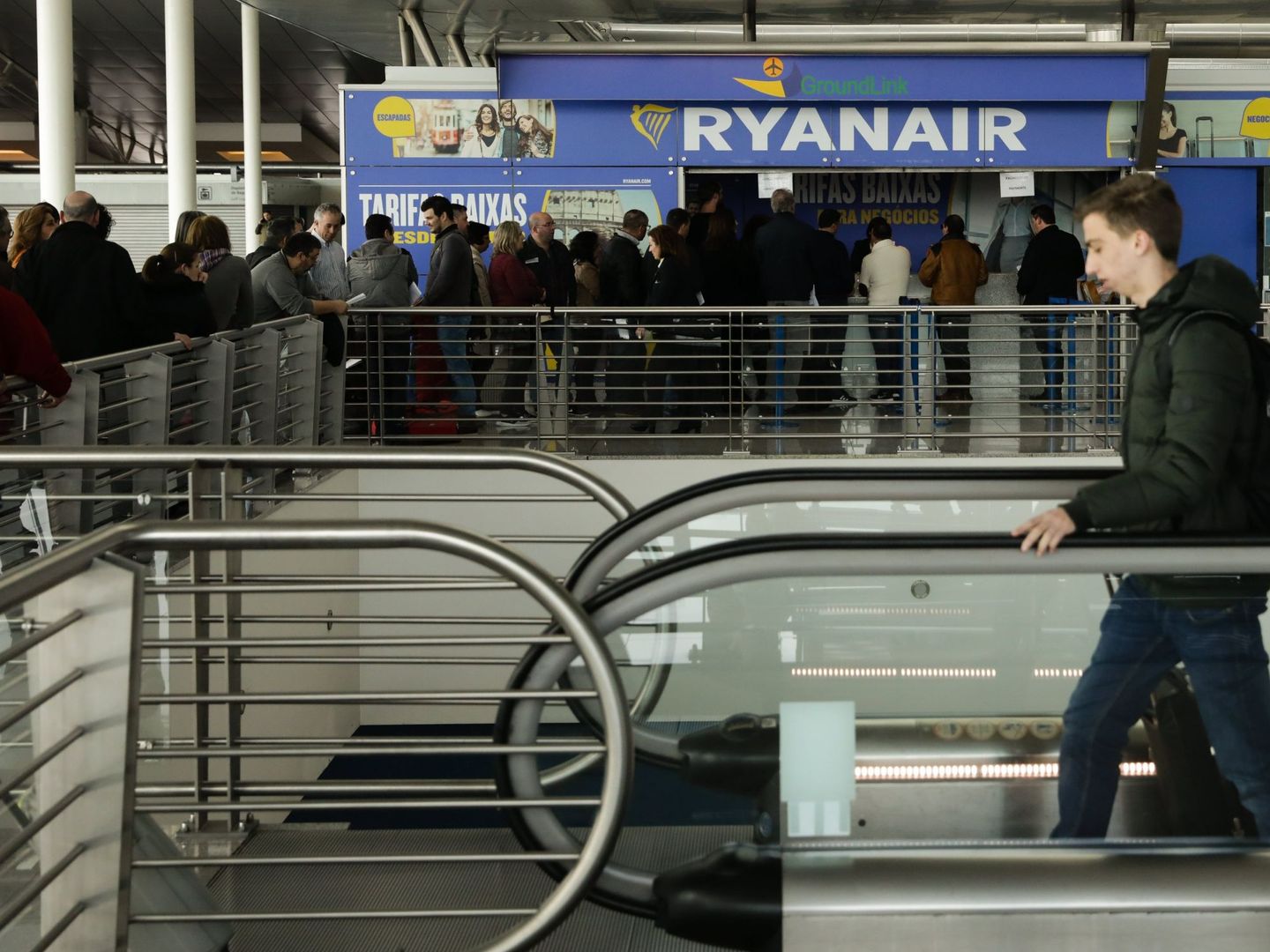 Cola de pasajeros en la ventanilla de Ryanair en el aeropuerto de Oporto durante una huelga. (EFE)