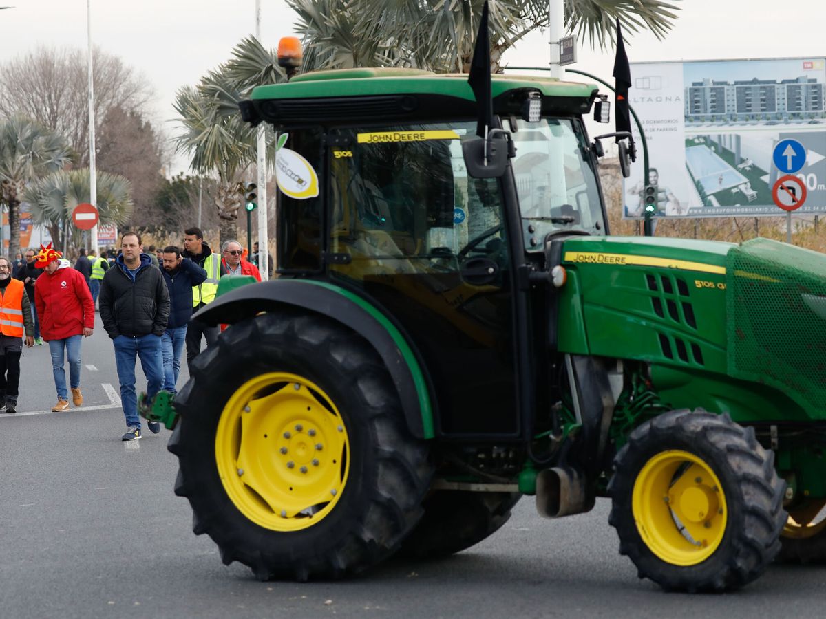 Foto: Concentración de agricultores en la que han cortado el tráfico en la ronda sur de Murcia. (Europa Press/Edu Botella)
