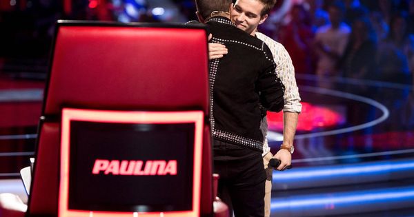 Foto: José Luis abraza a Pablo López después de que este le reconozca en 'La Voz'. (Atresmedia)
