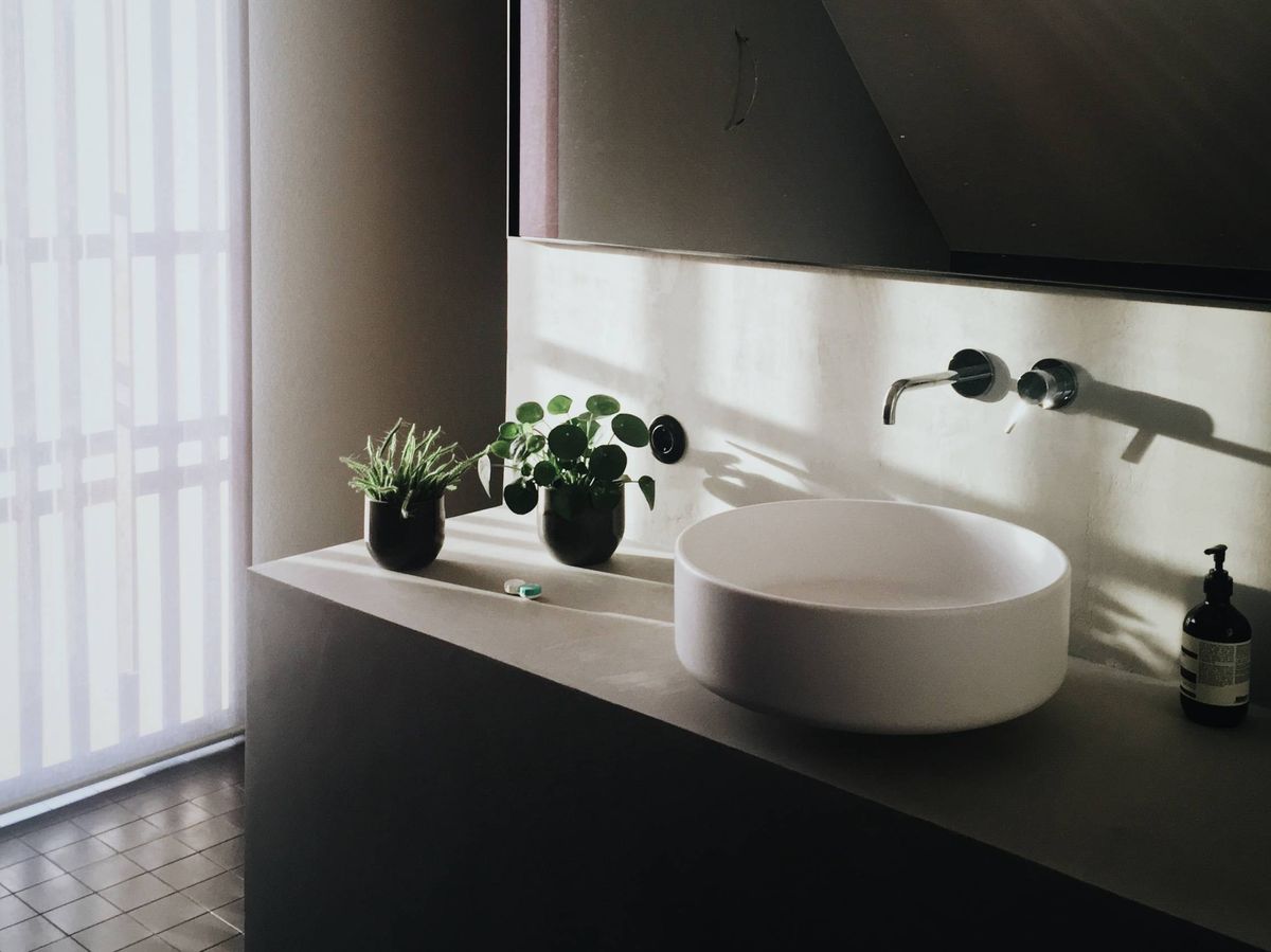 Foto: Decora tu baño con estilo industrial. (Claus Grünstäudl para Unsplash)