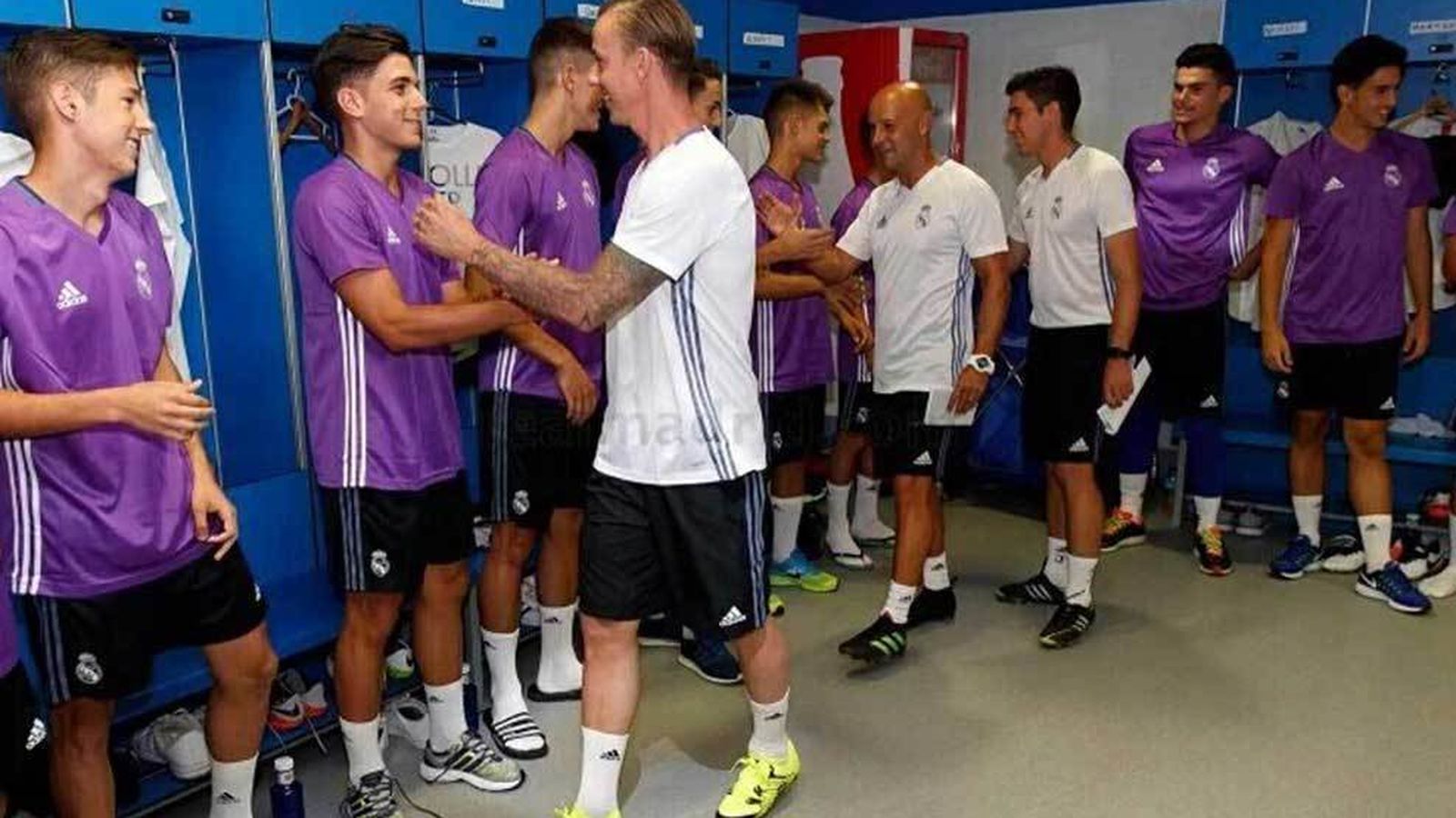 Foto: Guti saludando a sus nuevos futbolistas. Foto: realmadrid.com
