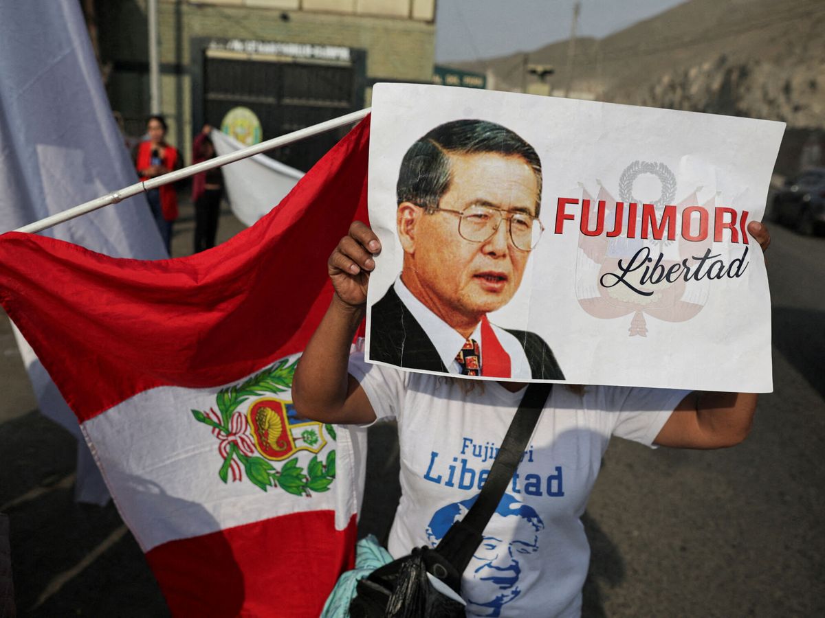 Foto: Un seguidor del expresidente peruano Alberto Fujimori pide su libertad, el pasado 29 de noviembre. (Reuters/Sebastián Castaneda)