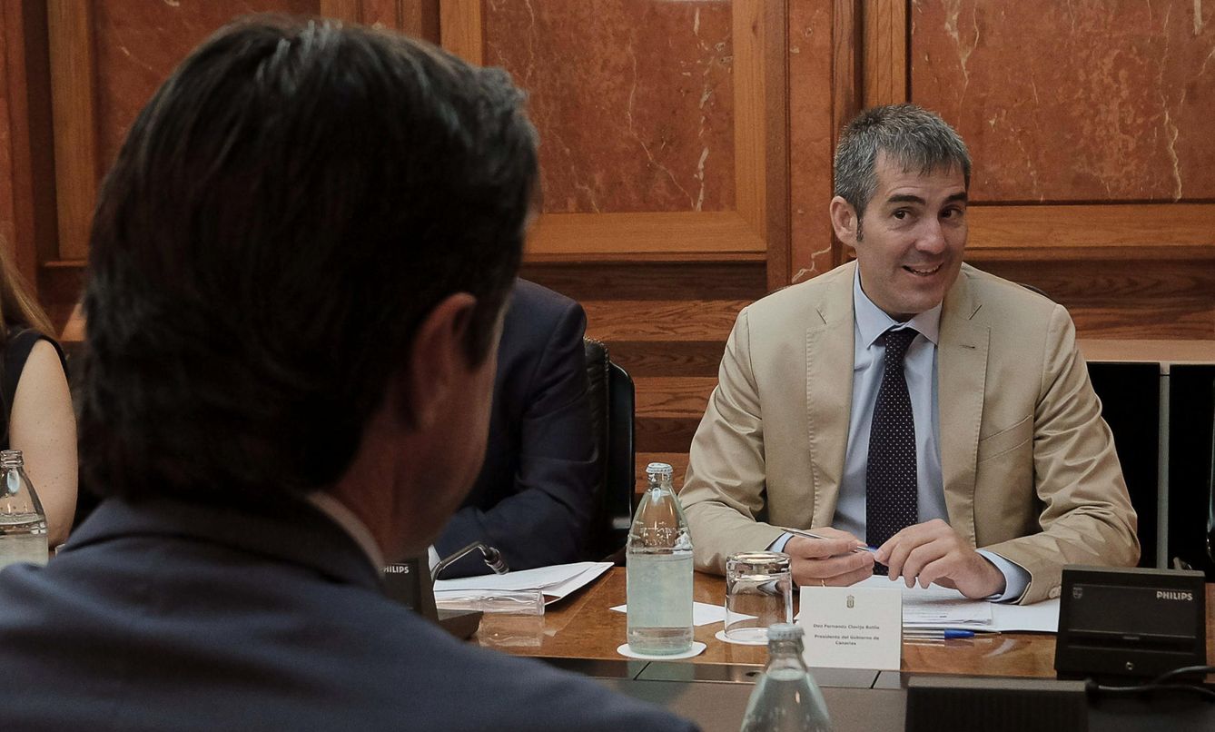 Fernando Clavijo bromea con el ministro José Manuel Soria antes de la cumbre bilateral Canarias-Estado de julio. (EFE)