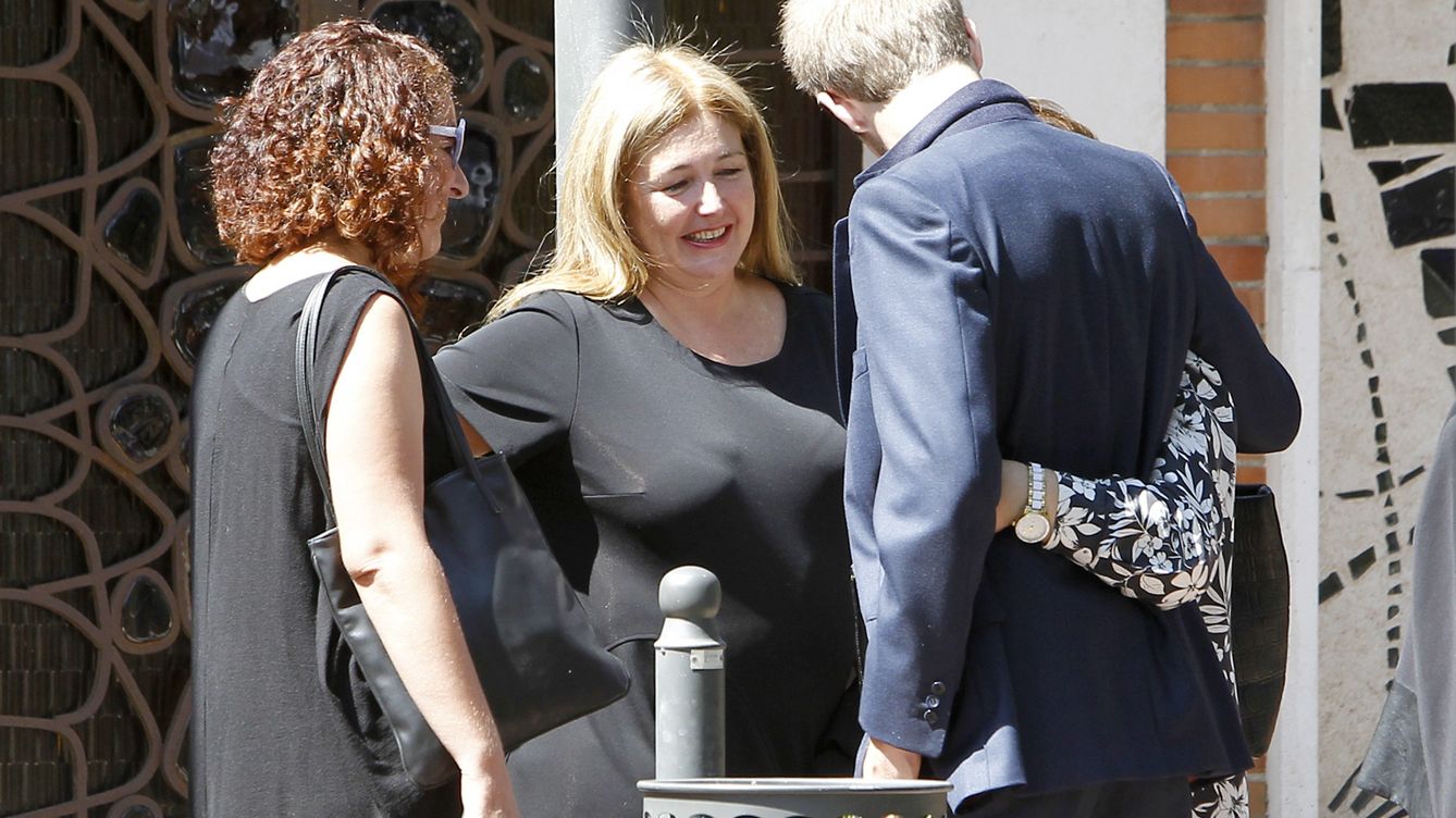 Foto: Laura Boyer Arnedo durante el entierro de su madre, Elena Arnedo, en Madrid (Gtres)