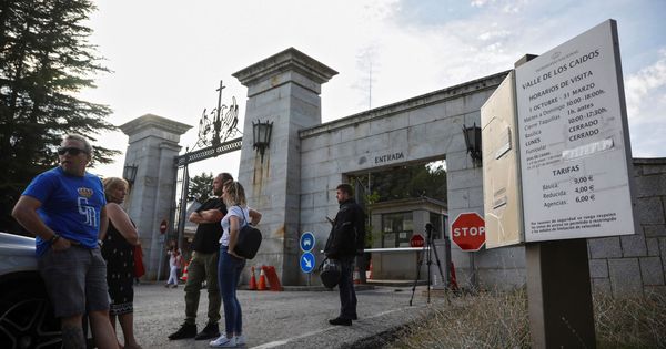 Foto: Decenas de personas se quedan sin acceder al Valle de los Caídos tras el cierre ordenado por el Gobierno, este 11 de octubre. (EFE)