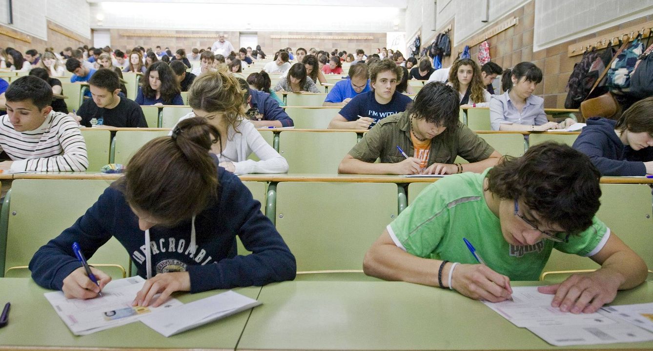 Estudiantes examinándose. (EFE)