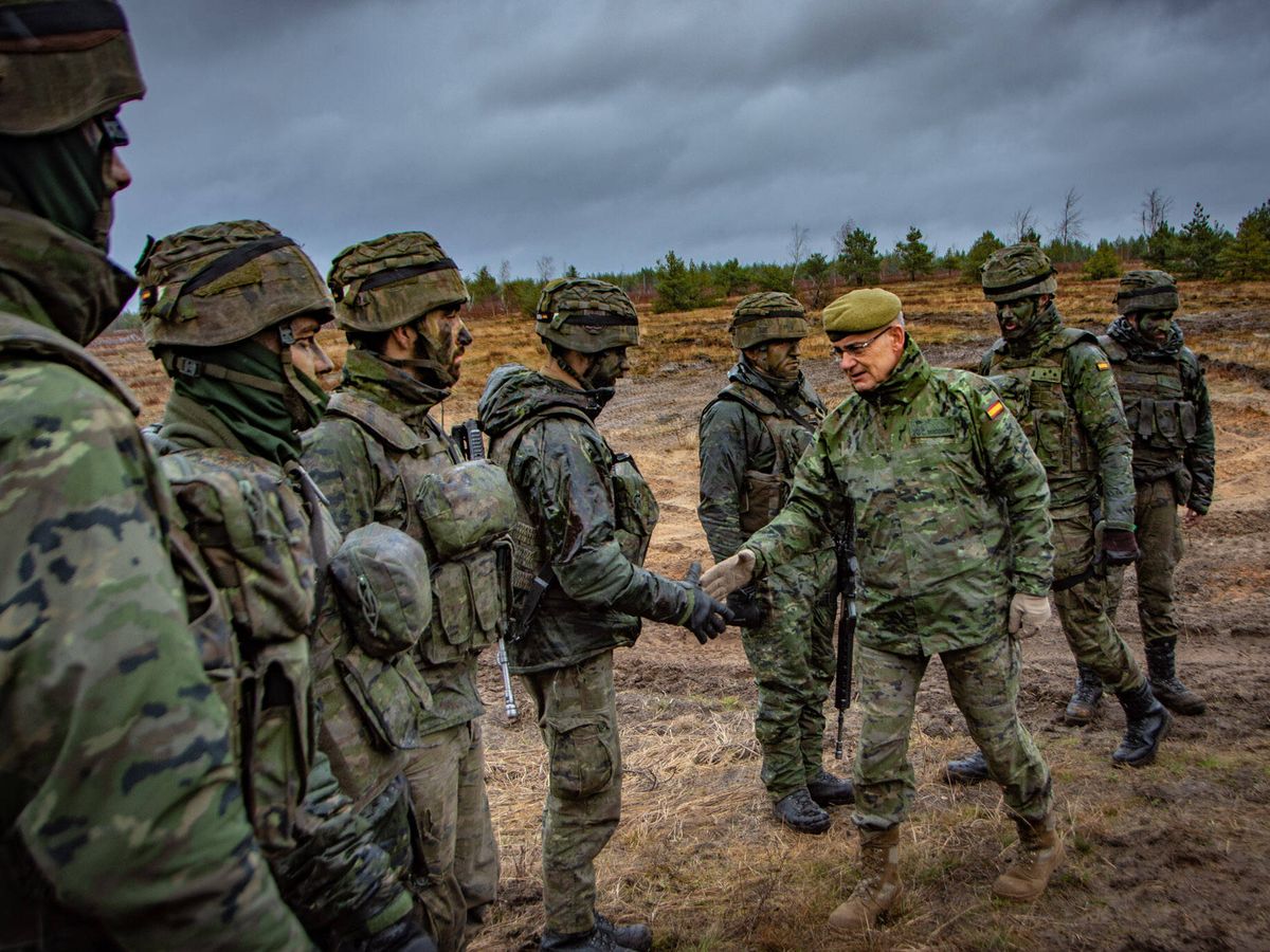 Foto: Saludando a las fuerzas españolas de la Presencia Avanzada Reforzada OTAN en la Base Adazi de Letonia, en marzo 2020. (Cedida) 