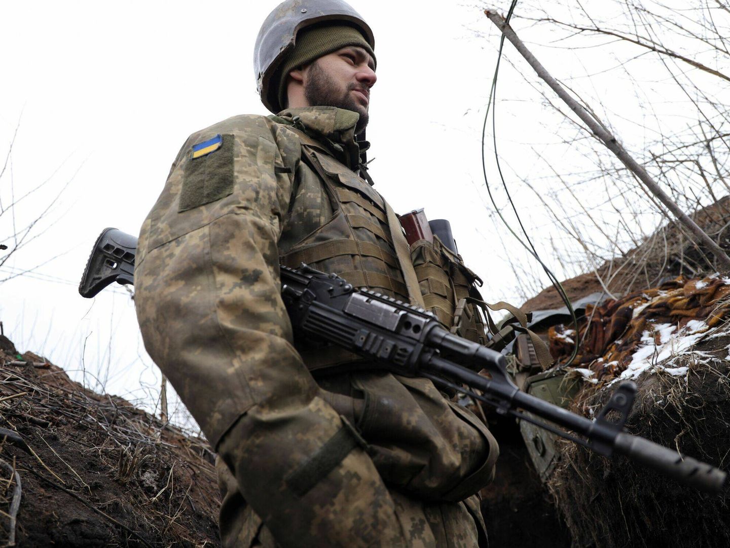 Un soldado ucraniano patrulla el frente cercano a la localidad de Zolote. (EFE/Stanislav Zokliuk)