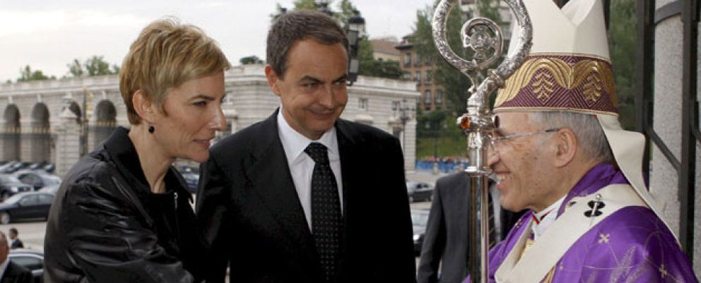 Foto: Zapatero se arruga ante los obispos: ni apostasía, 
ni retirada de crucifijos, ni denuncia del Concordato
