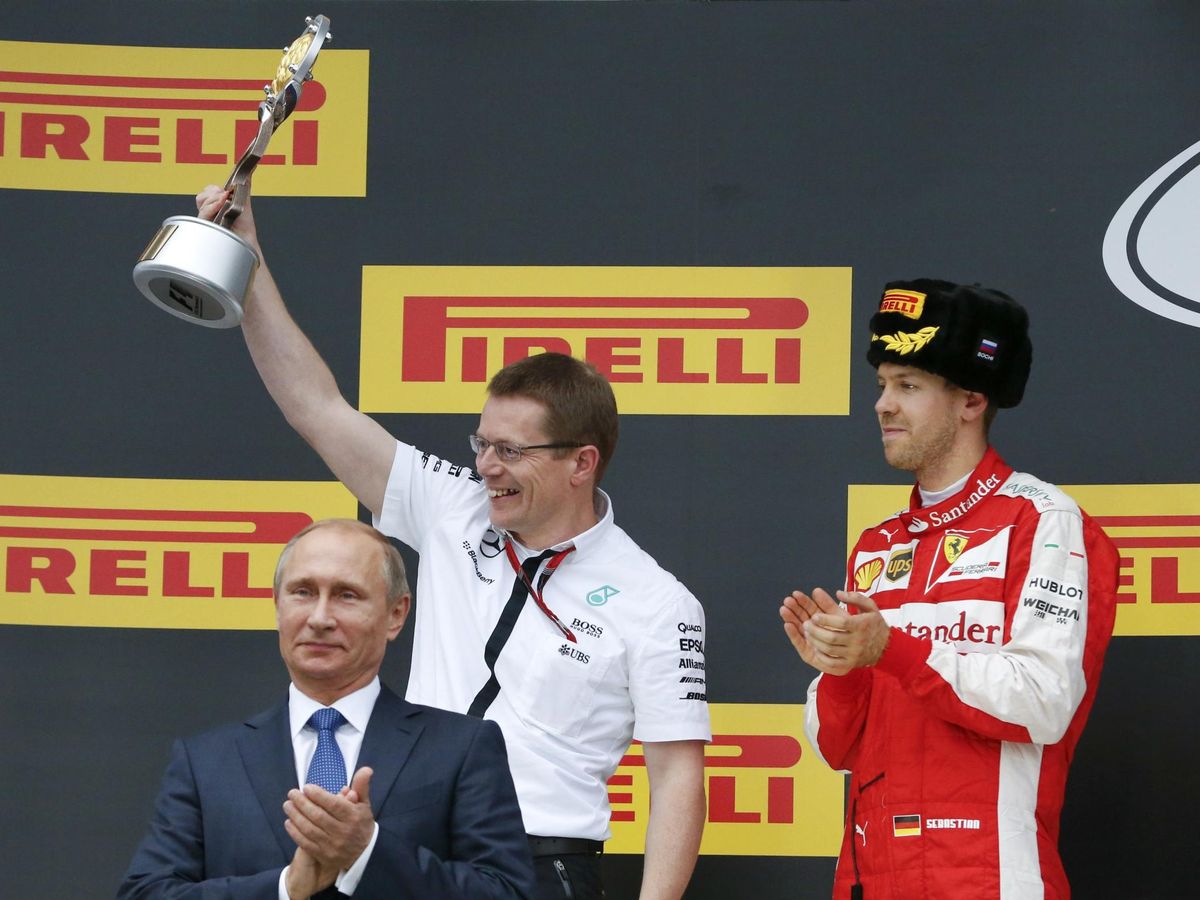 Foto: Andy Cowell recoge el título de Constructores en el podio de Sochi que Mercedes ganó en 2015 (REUTERS)