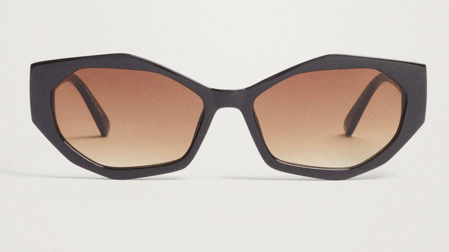 Puedes encontrar estas gafas de sol hexagonales en Parfois. (Cortesía)