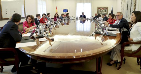 Foto: Pedro Sánchez, con su Consejo de Ministras y Ministros el pasado 6 de julio, cuando aún estaba en él Carmen Montón. (EE)