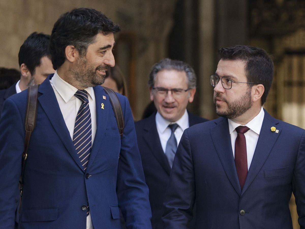 Foto: Pere Aragonés acompañado del vicepresidente Jordi Puigneró. (EFE/Quique García)