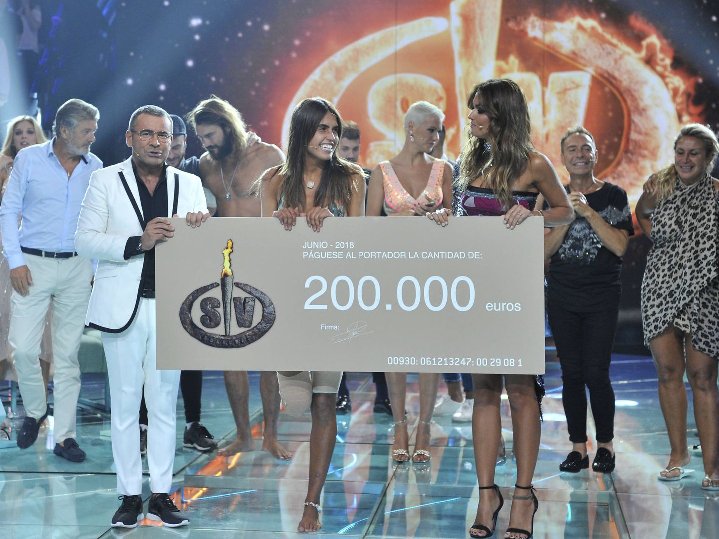 Sofía Suescun recibiendo su premio tras ganar 'Supervivientes 2018'. (Mediaset).