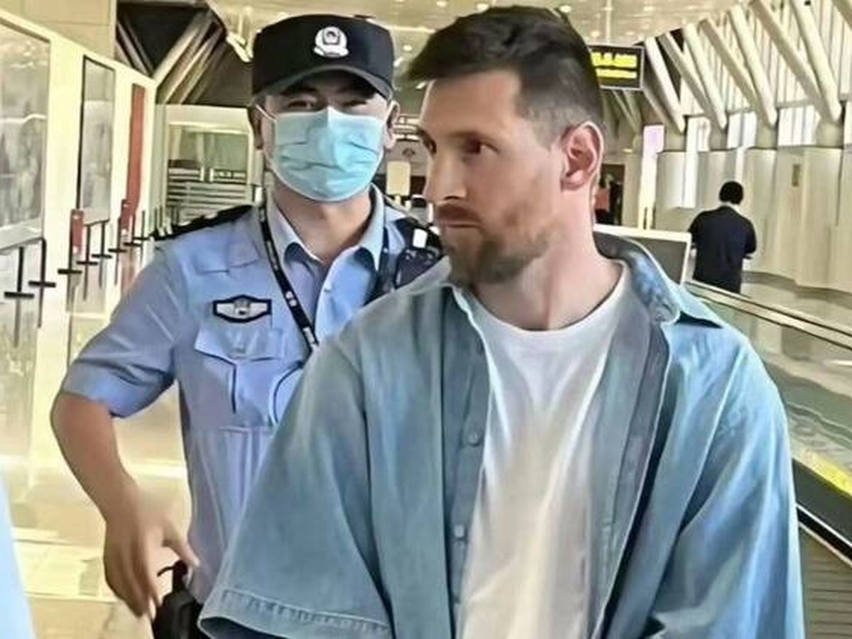 Foto: Leo Messi, a su llegada al aeropuerto de Pekín.