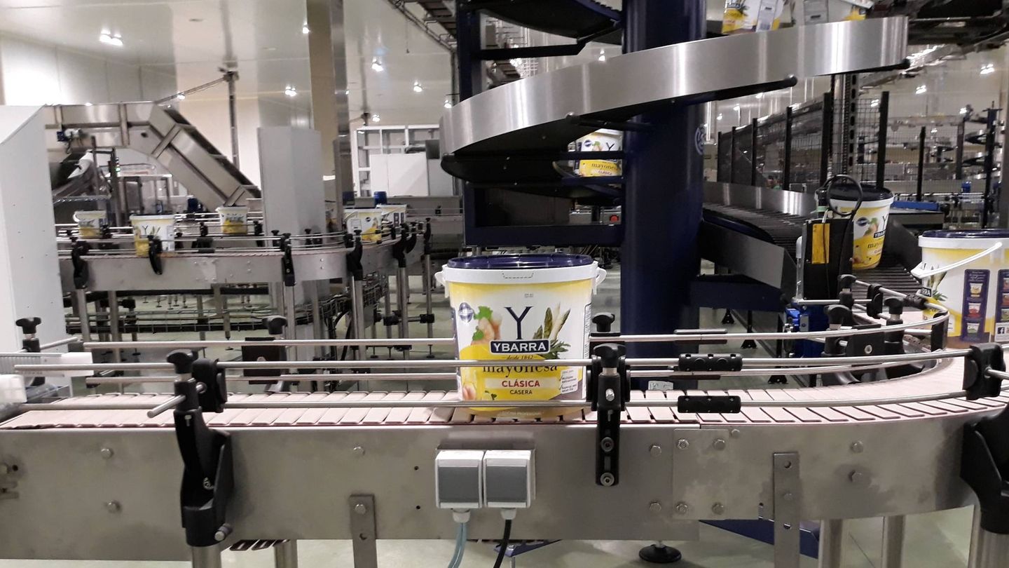 Envasado de mayonesa en la nueva planta de Ybarra. (C.P.)