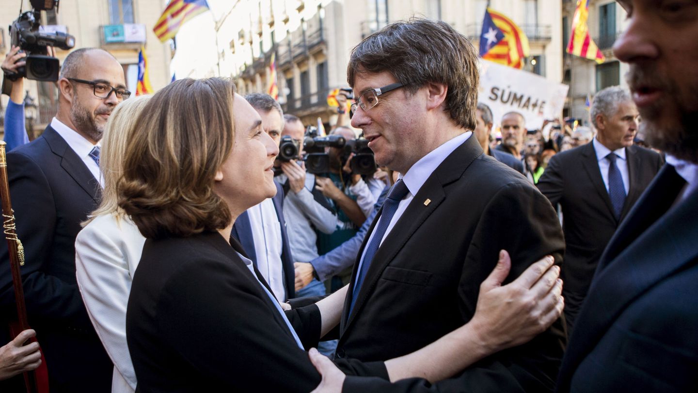 La alcaldesa de Barcelona, Ada Colau (i), saluda al presidente de la Generalitat, Carles Puigdemont (d). (Reuters)