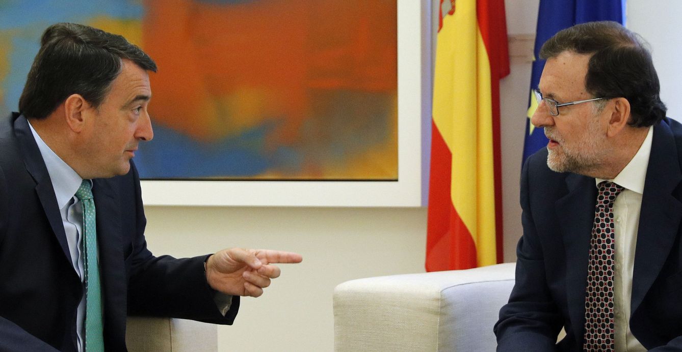 Mariano Rajoy durante una reunión con el portavoz del PNV en el Congreso, Aitor Esteban. (EFE)