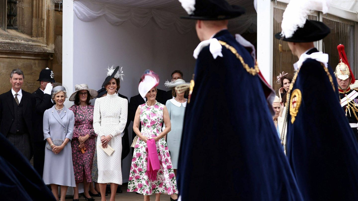 Kate Middleton y su esposo se miran durante la procesión. (Reuters)