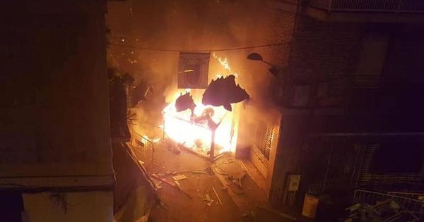 Foto: El fuego destrozando el decorado. (Comisión de Fiestas del Carrer de la Llibertat)