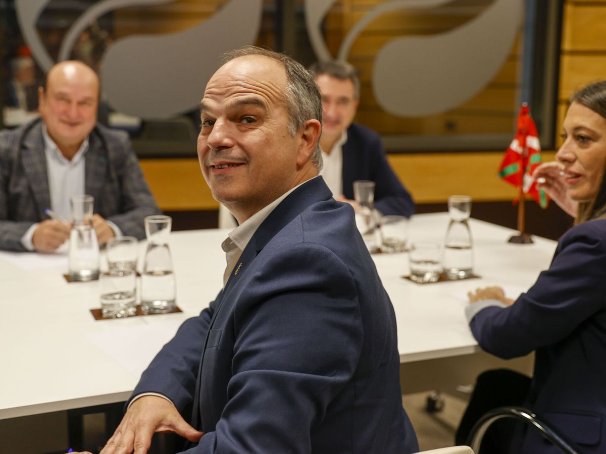 Foto: El secretario general de JxCAT, Jordi Turull, en una reunión con el PNV. (EFE)