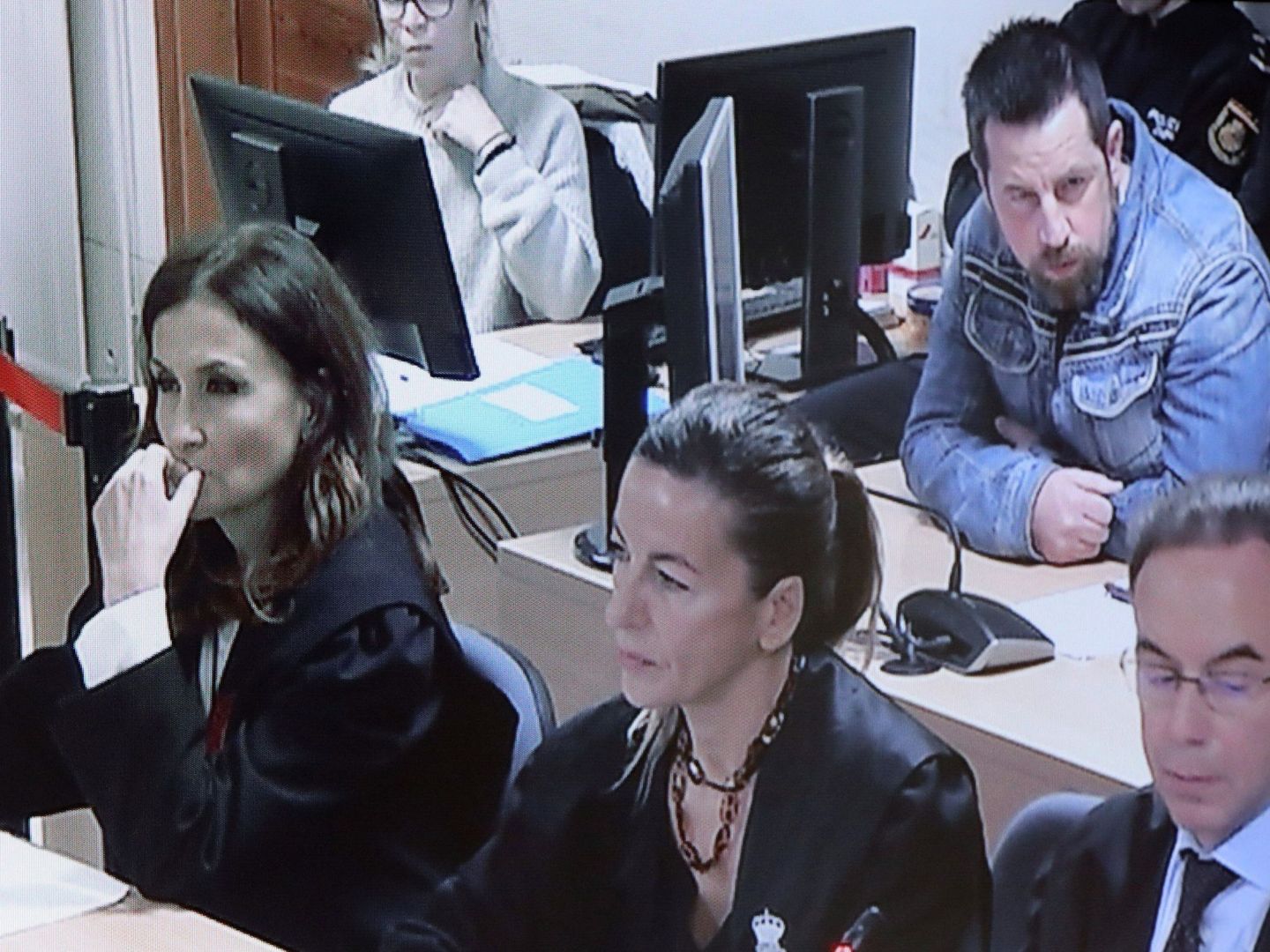 Fotografía del monitor de la sala de prensa de la Audiencia Provincial de A Coruña con José Enrique Abuin, alias El Chicle. (EFE)