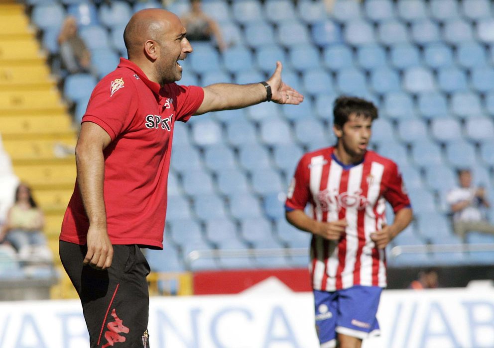 Foto: Abelardo dirigiendo un partido del Sporting (Efe).