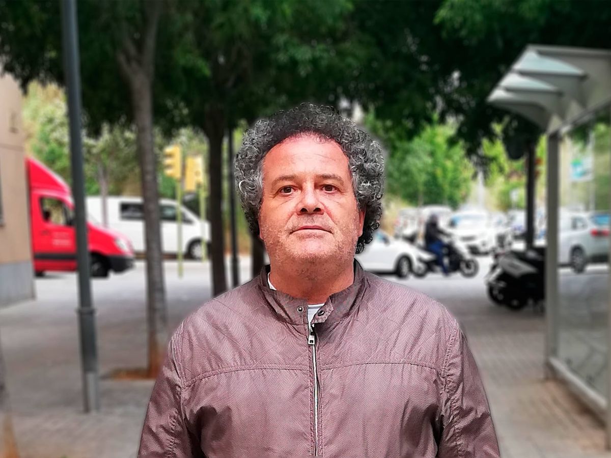 Foto: Antonio Torres, exárbitro, posa en las calles de Barcelona. (A. T.)