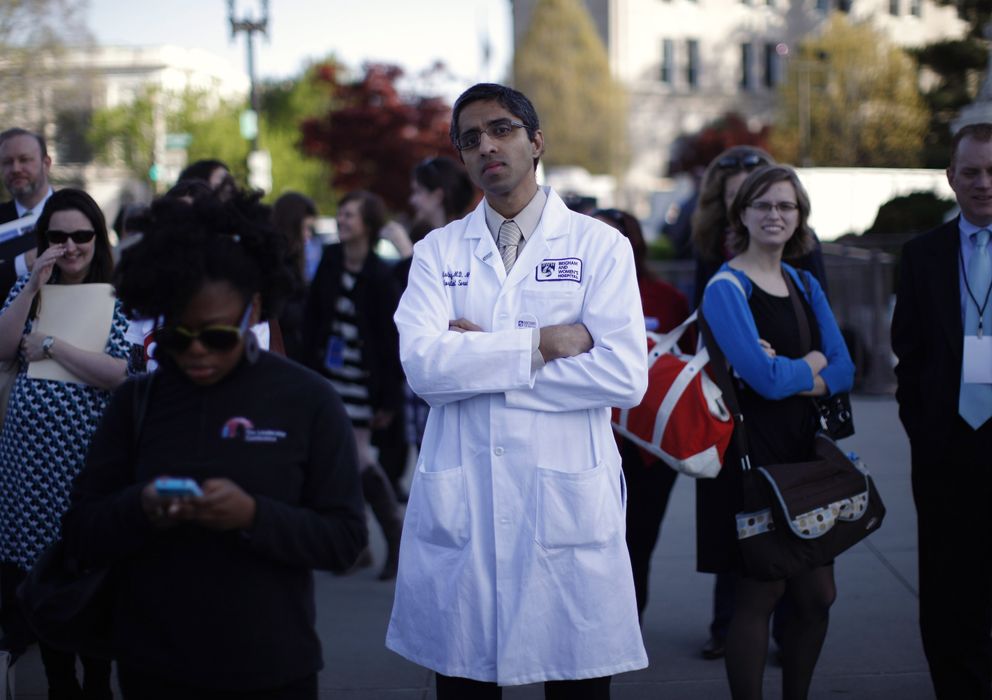 Foto: El doctor V. Murthy y otros ciudadanos esperan ante el Tribunal Supremo de Washington la resolución sobre la Ley del Cuidado de Salud a Bajo Precio. (Reuters)