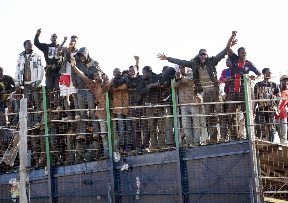 Foto: Decenas de inmigrantes de origen subsahariano protagonizan un nuevo intento de entrada a Melilla. (EFE)