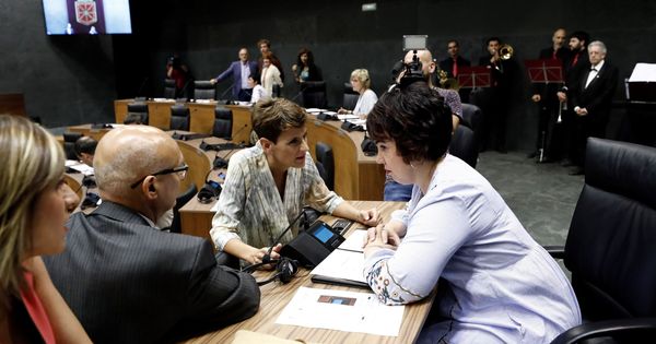 Foto: María Chivite, segunda por la derecha, charla con sus compañeros de grupo en el Parlamento de Navarra. (EFE)