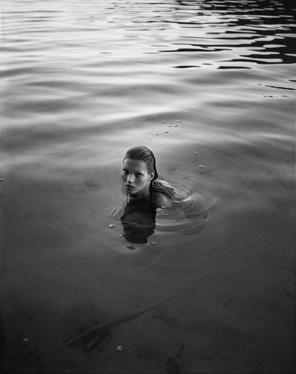 Kate nadando en un lago con sus característicos pómulos y mirada penetrante.