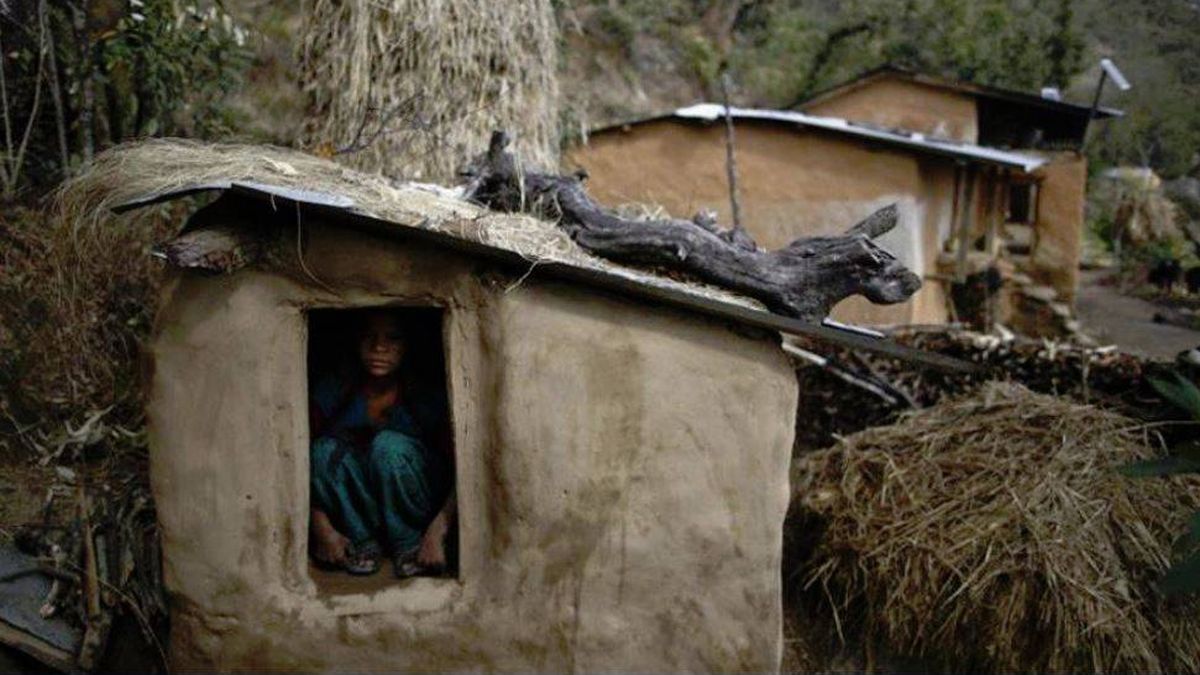 Mueren en Nepal una madre y dos niños sometidos a la tradición del 'exilio menstrual'