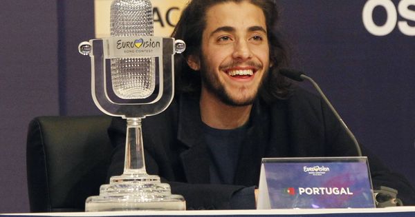 Foto: Salvador con el trofeo que acredita su triunfo eurovisivo. (Gtres)