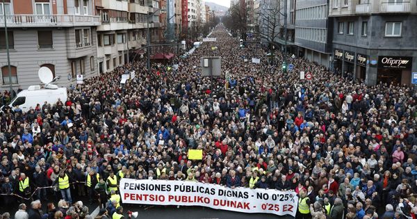 Foto: Manifestantes en la protesta del sábado en Bilbao contra la política del Gobierno con las pensiones. (EFE)