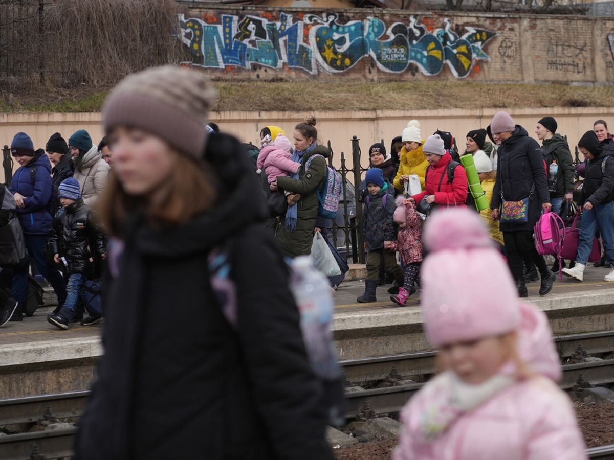 Foto: Refugiados llegan a Lviv, desde Zaporiyia. (EFE/Borja Sánchez Trillo)