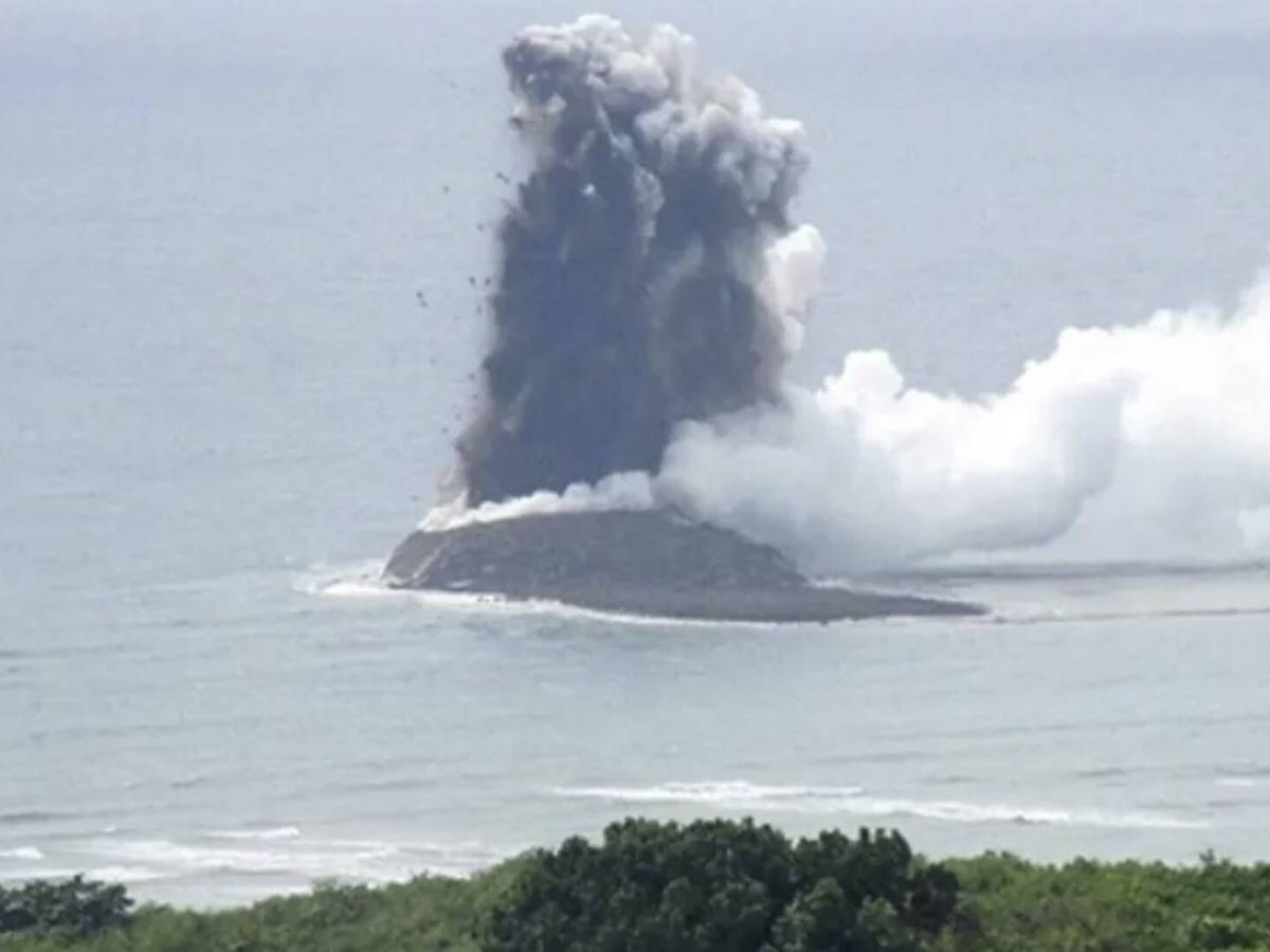 Foto: Una imagen de la erupción volcánica (Fuerza de Autodefensa Marítima de Japón)