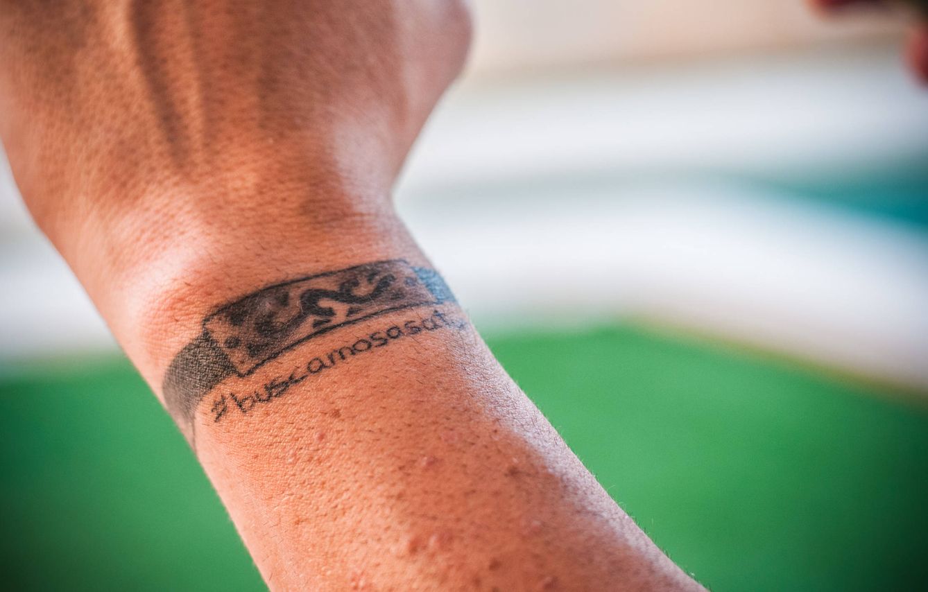 Iván se tatuó una pulsera que le regaló su padre y la fecha en la que se escapó de la residencia. (C. C.)