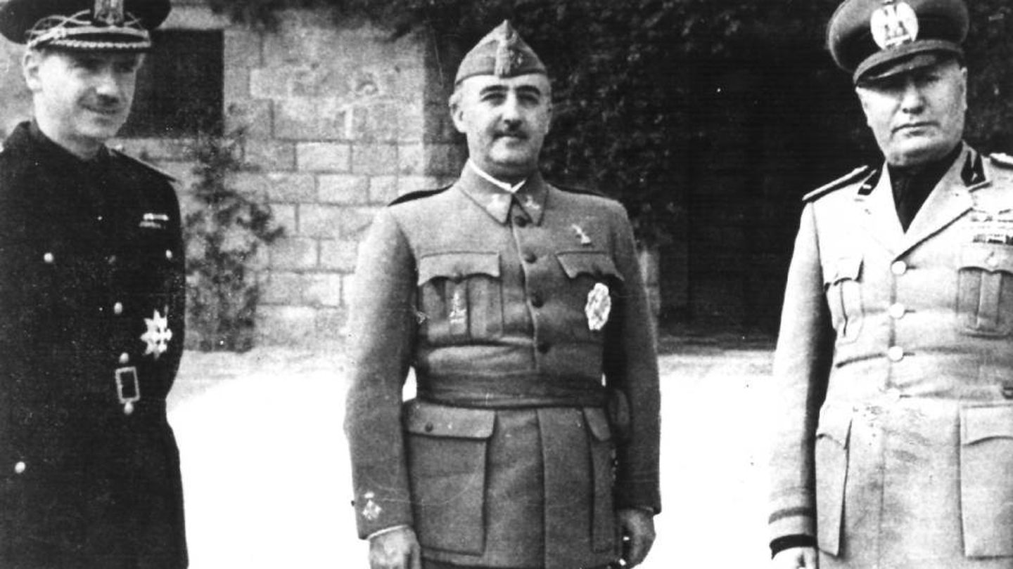 Franco (centro) junto a Mussolini (derecha).