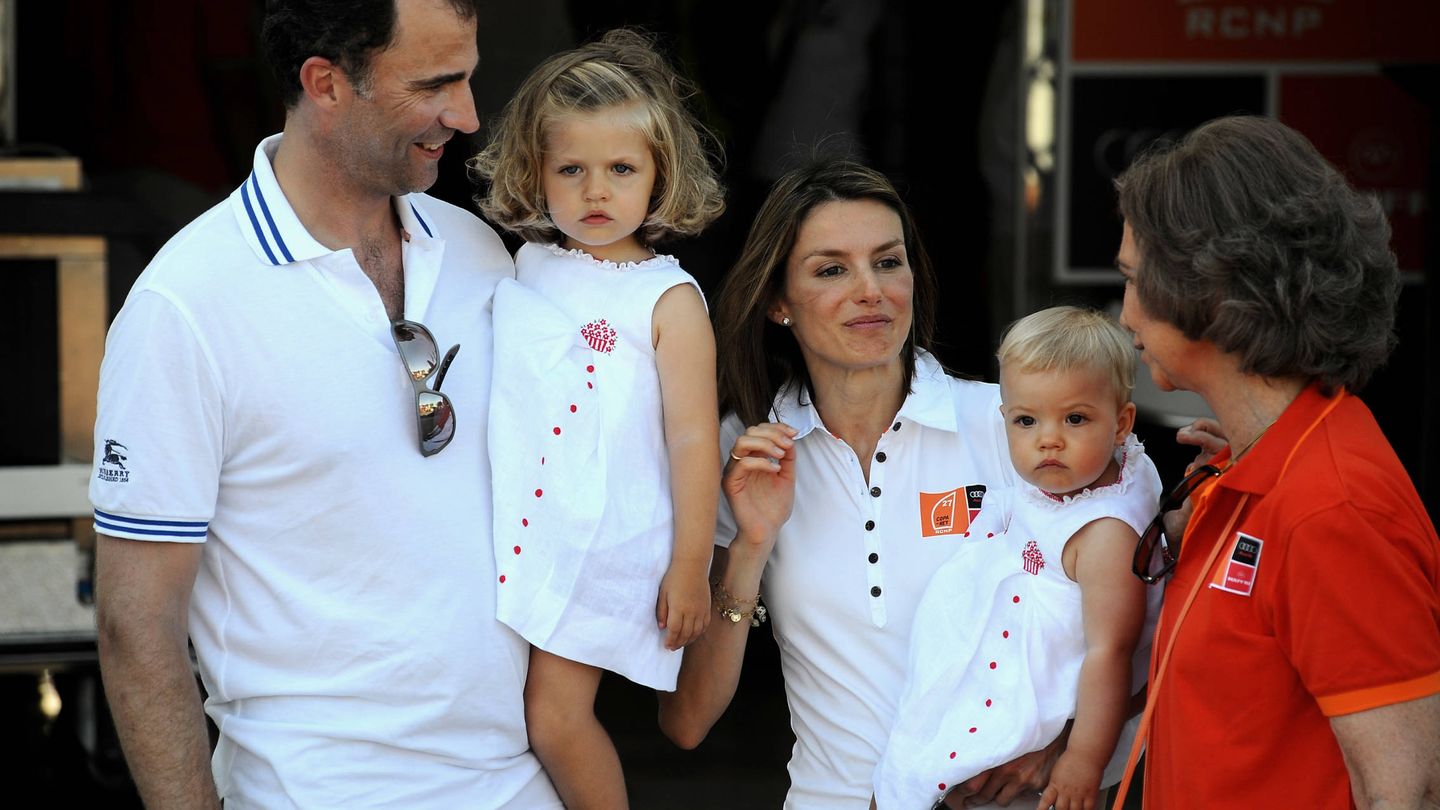 Felipe y Letizia con sus hijas y la reina Sofía en 2008. (Getty)