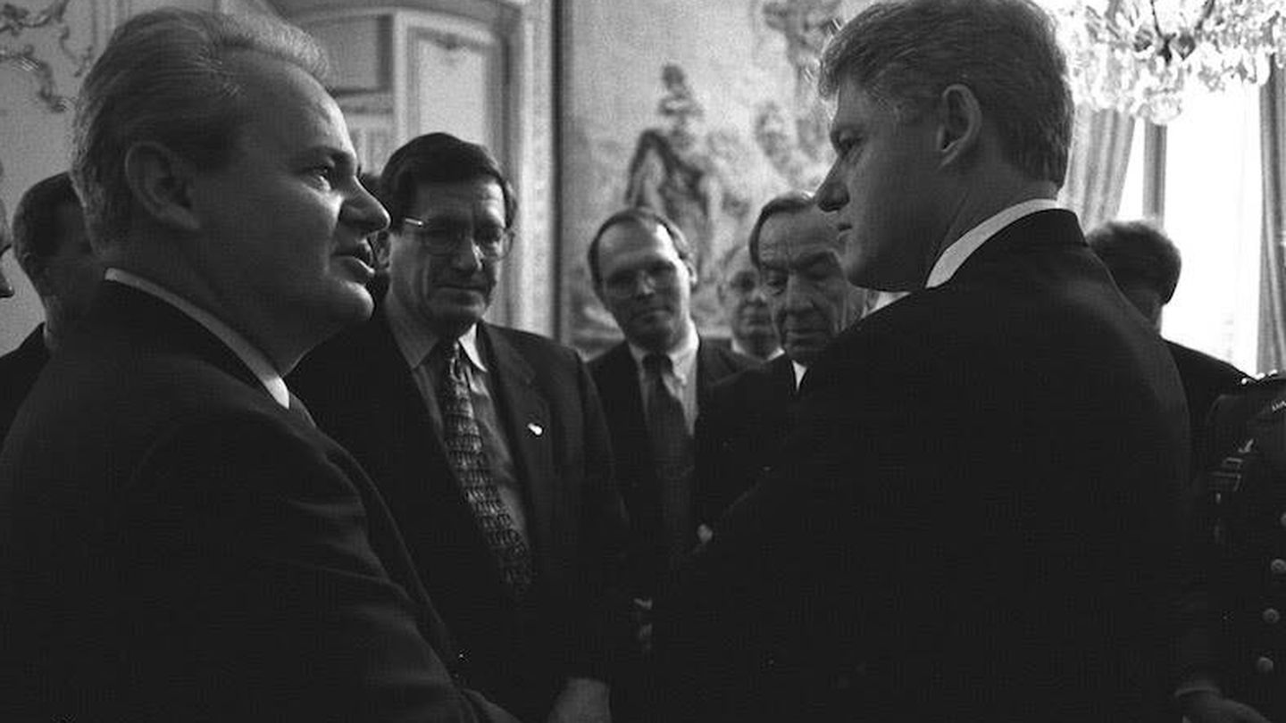 Slobodan Milosevic se reúne con el presidente estadounidense Bill Clinton en París el 14 de diciembre de 1995. (Agencia Central de Inteligencia / Wikimedia Commons)